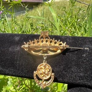 *VINTAGE ST JOHN* Elegant Gold Brooch with Intricate Design